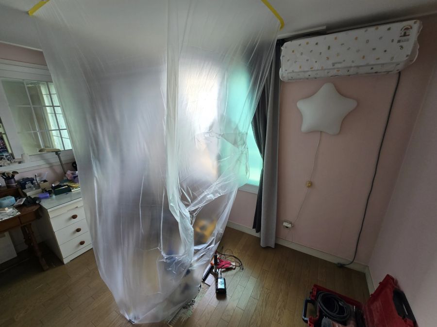 분진 확산을 막기 위해 방 안을 비닐로 구획한 준비 장면