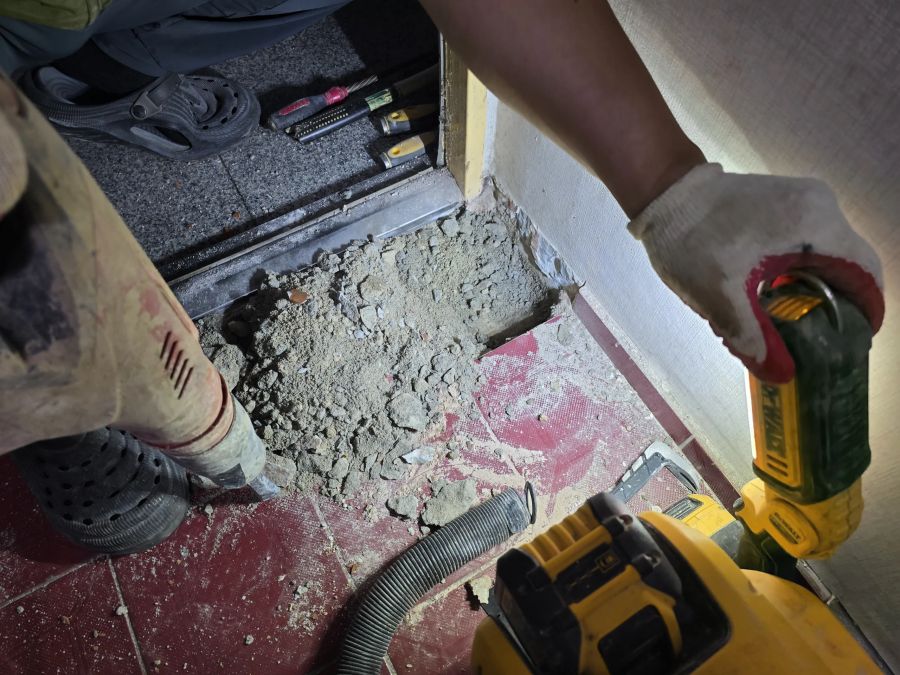 아파트 현관 바닥을 개방해 콘크리트 하부를 확인하는 누수 정밀진단 현장