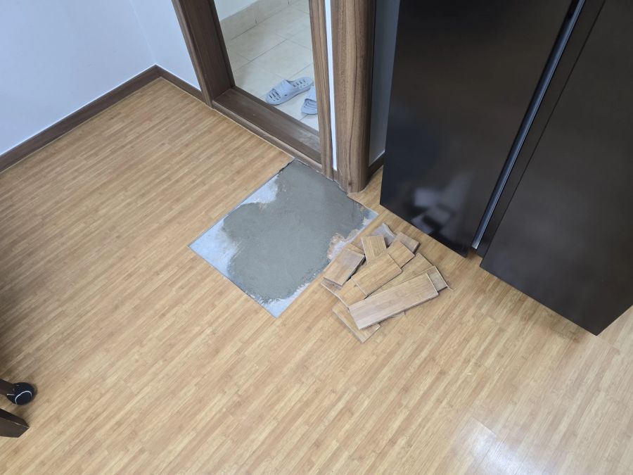 주방 바닥 배관 보수 후 몰탈로 마감하고 뜯어낸 마루 조각을 옆에 챙겨둔 현장