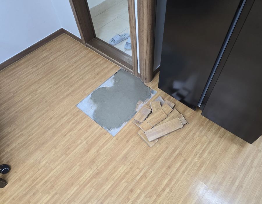 배관 보수 후 몰탈로 마감하고 마루를 복구한 바닥