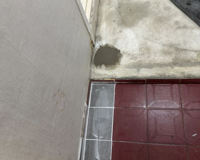 화장실 벽과 바닥 경계의 누수 흔적
